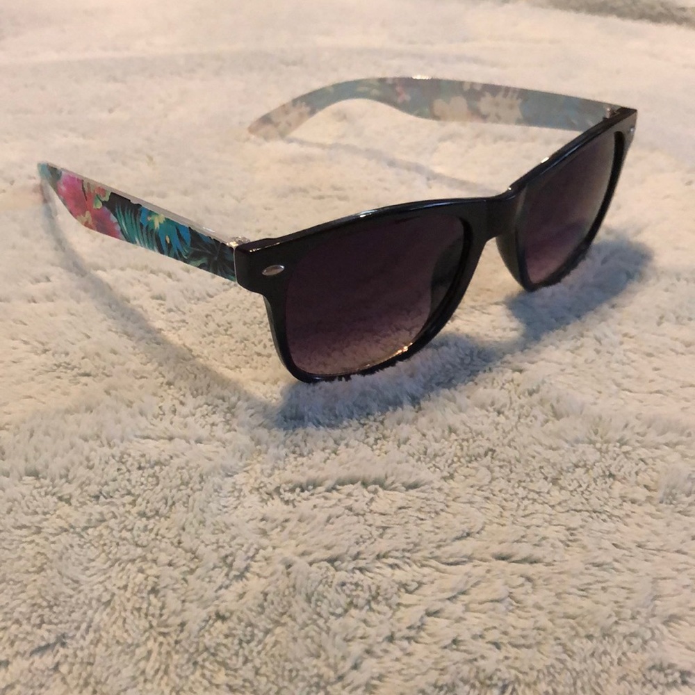 NWOT Tropical Hibiscus Black Frame Sunglass